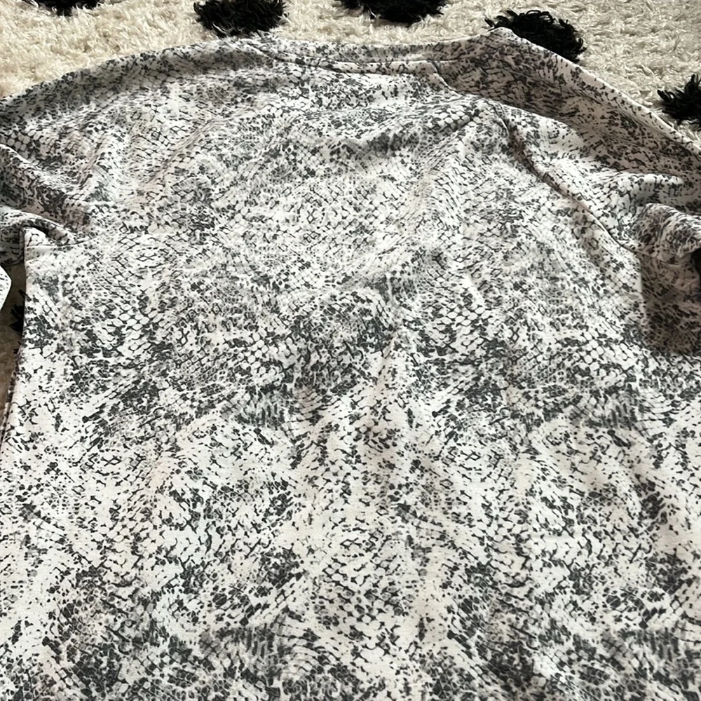 Ideology size XS grey and white long snake Patterned long sleeve sweater